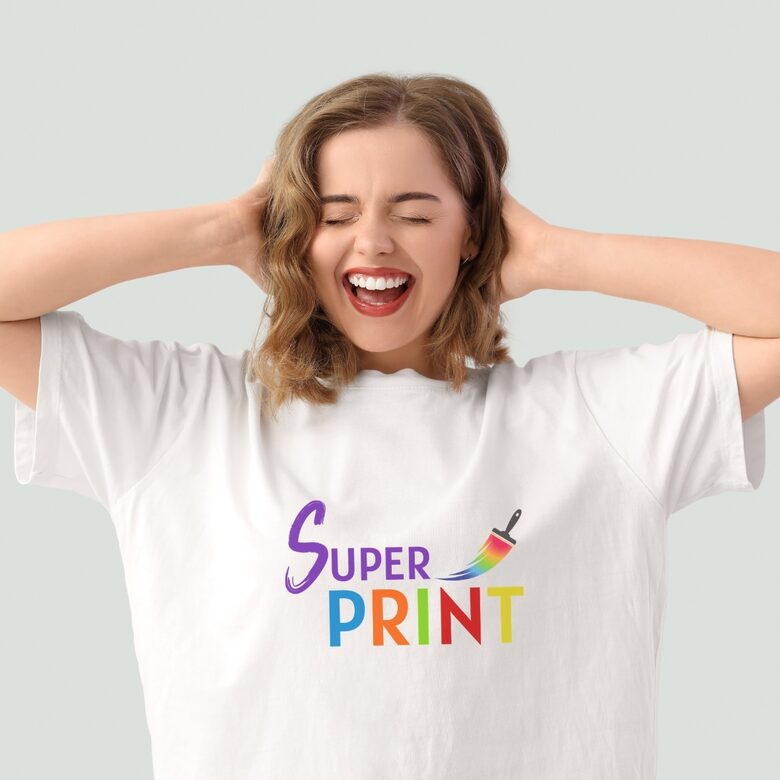 meitene uz linka superprint.lv ar t-kreklu, kura virsu rakstīts ''superprint''